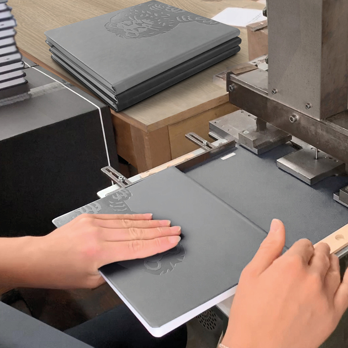 lanybook_individuelle_notizbuecher_mit_logo_praegung_a