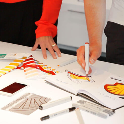 Designer von Lanybook Designstudio entwerfen ein maßgeschneidertes Premium-Notizbuch als neues Corporate-Design-Projekt für Shell, mit Fokus auf Branding und individuelle Notizbuchgestaltung