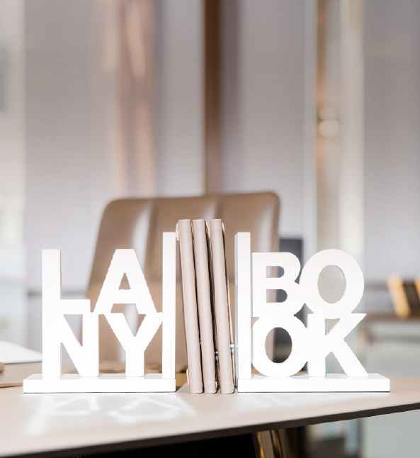 Hochwertige Premium-Notizbücher von Lanybook mit eleganter Ästhetik, edlen Materialien und exklusiven Veredelungen – perfekt für individuelles Branding und Corporate Design