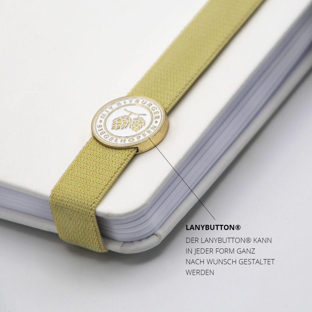 Weißes Lanybook® Pro A5 mit beigem Lanyband und individuellem Lanybutton, Referenz Bitburger