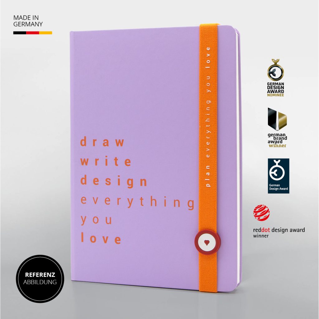 Violettes Notizbuch mit minimalistischer Typografie draw write design everything you love, orangem Lanyband mit Button und Herzsymbol, Referenzabbildung mit Design Awards