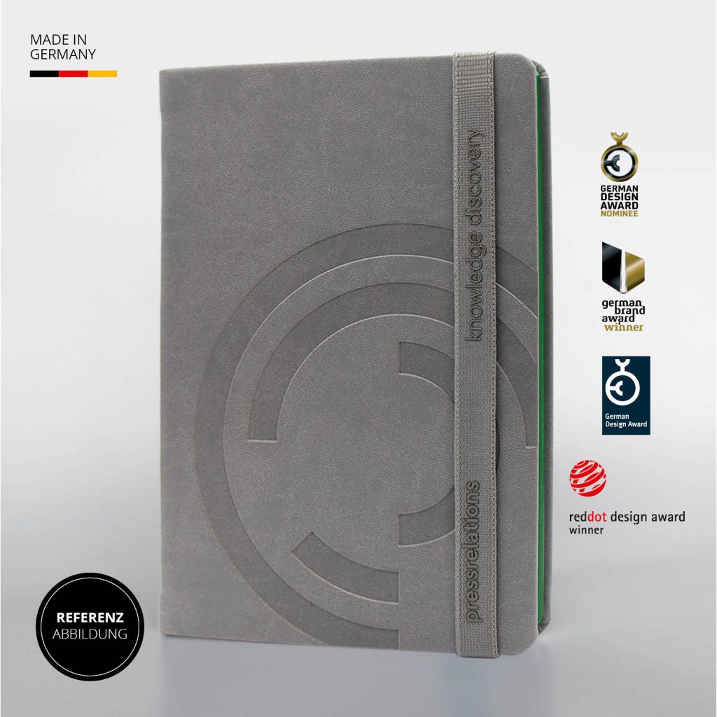 Detailansicht der hochwertigen Prägung mit individuellem Logo auf anthrazitfarbenem Notizbuch-Cover