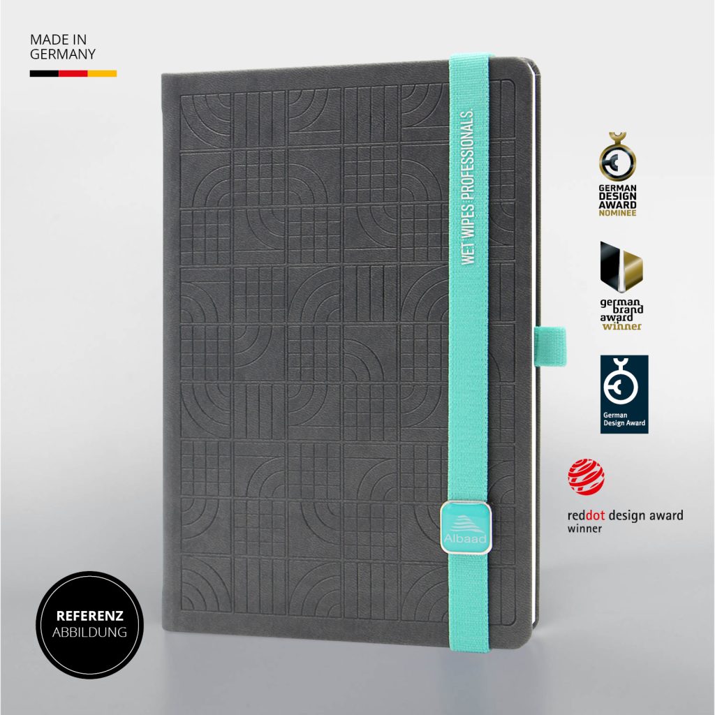 Graues Notizbuch mit geometrischer Blindprägung, türkisfarbenem Lanyband mit Wet Wipes Professionals Schriftzug und Logo Button, Referenzabbildung mit Design Awards