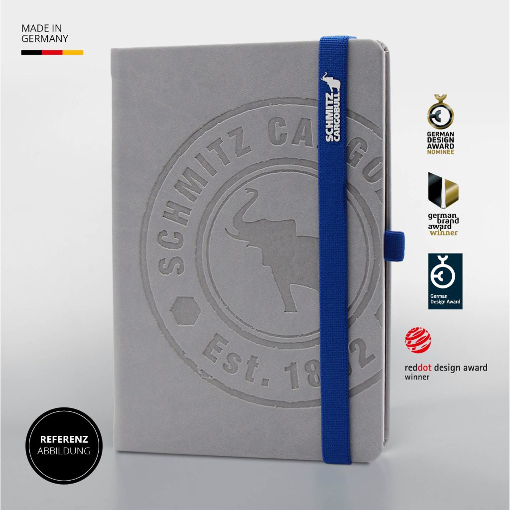 Hellgraues Notizbuch mit runder Schmitz Cargobull Blindprägung, blauem Lanyband mit Markenlogo, Referenzabbildung Made in Germany mit Auszeichnungen